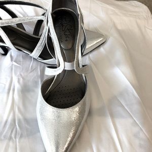 Life Stride silver evening shoe worn once 7M